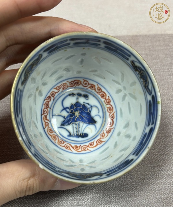 古玩陶瓷江西官窯昌制款玲瓏瓷青花加彩杯真品鑒賞圖