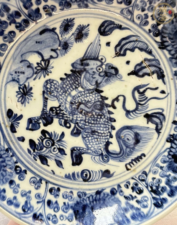 古玩陶瓷麒麟紋青花盤真品鑒賞圖