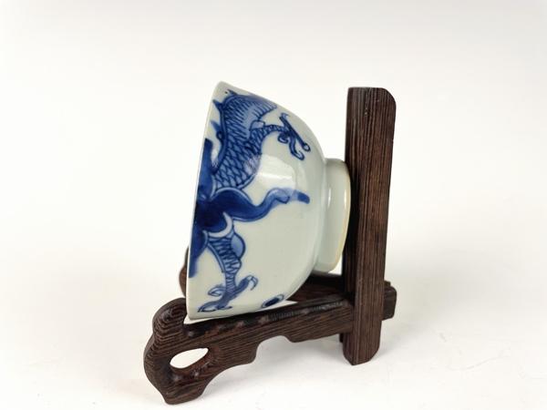 古玩陶瓷清雍正·青花過墻龍茶圓拍賣，當前價格752元