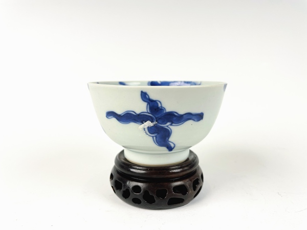 古玩陶瓷清雍正·青花過墻龍茶圓拍賣，當前價格752元