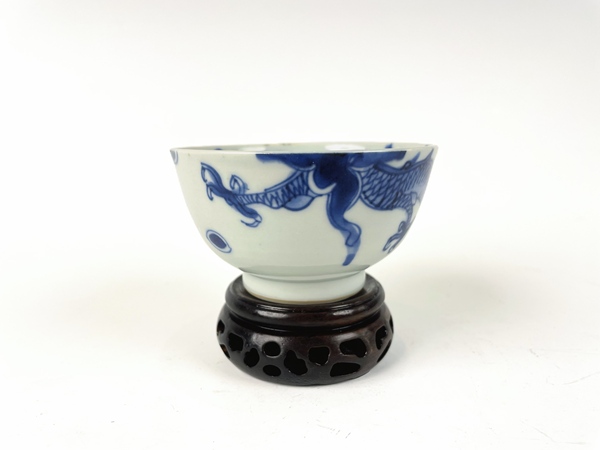 古玩陶瓷清雍正·青花過墻龍茶圓拍賣，當前價格752元