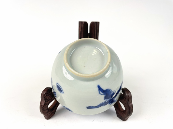 古玩陶瓷清雍正·青花過墻龍茶圓拍賣，當前價格752元