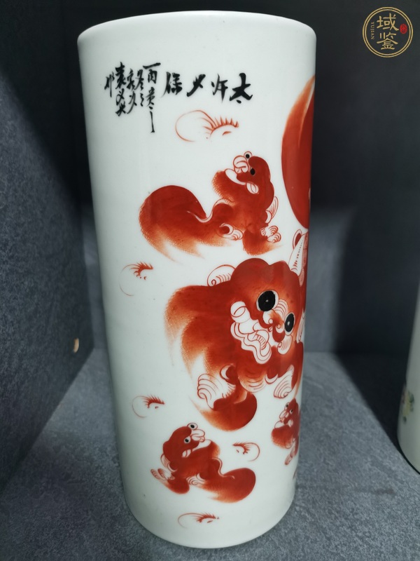 古玩陶瓷礬紅獅紋帽筒真品鑒賞圖