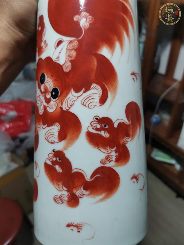 古玩陶瓷礬紅獅紋帽筒真品鑒賞圖