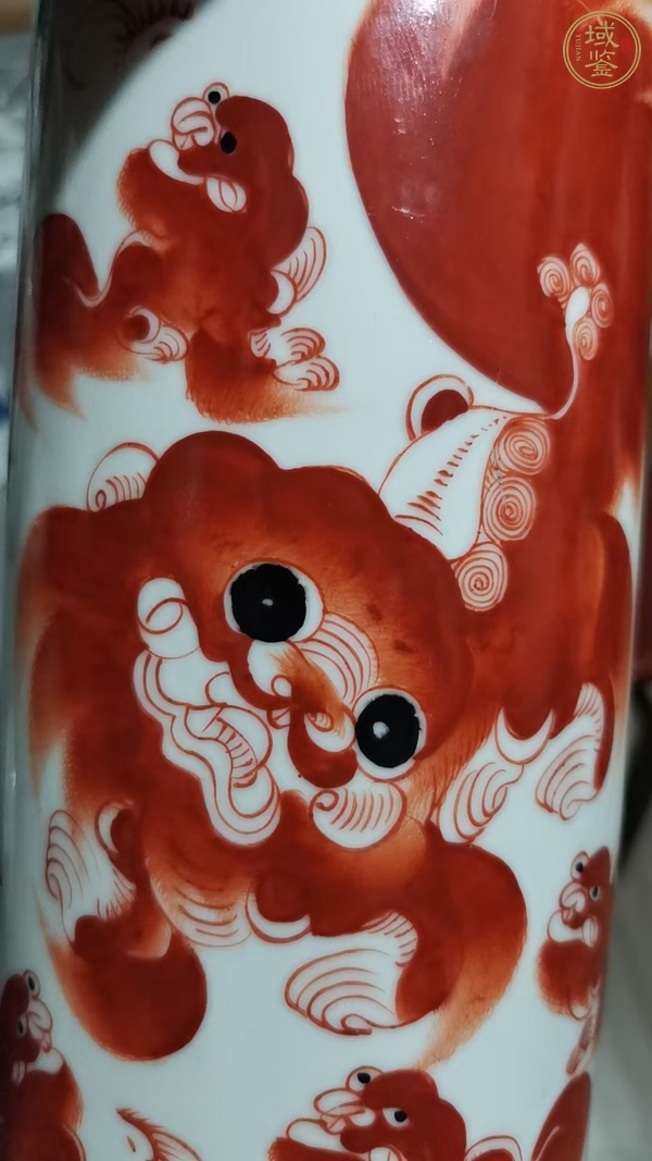 古玩陶瓷礬紅獅紋帽筒真品鑒賞圖