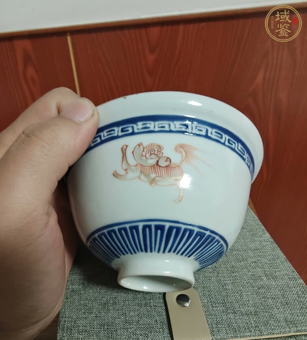 古玩陶瓷礬紅獅紋蓋碗真品鑒賞圖