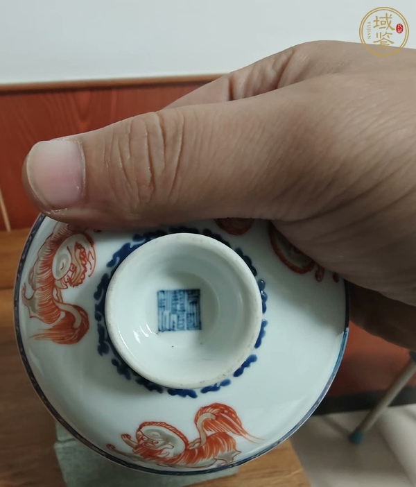 古玩陶瓷礬紅獅紋蓋碗真品鑒賞圖