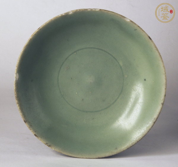 古玩陶瓷青釉剃刻蓮瓣紋淺腹碗真品鑒賞圖