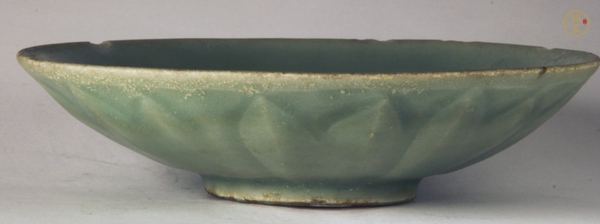 古玩陶瓷青釉剃刻蓮瓣紋淺腹碗真品鑒賞圖