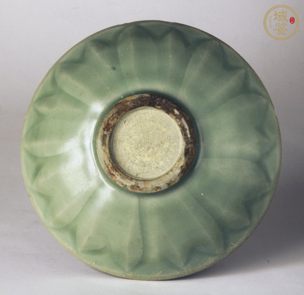 古玩南宋晚期元初龍泉窯刻蓮瓣紋碗真品鑒賞圖