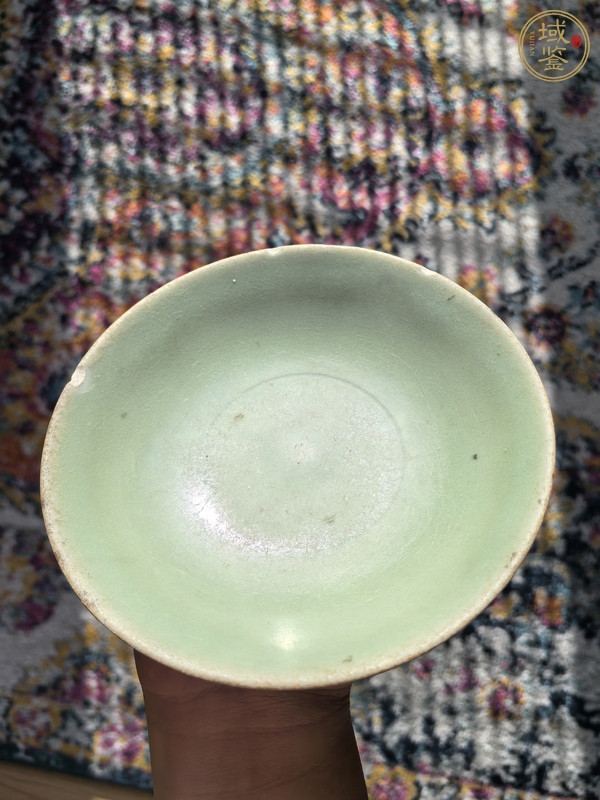 古玩陶瓷青釉剃刻蓮瓣紋淺腹碗真品鑒賞圖