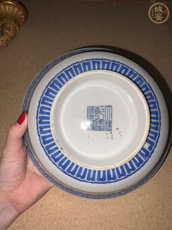古玩陶瓷藍料礬紅彩印章紋碗真品鑒賞圖