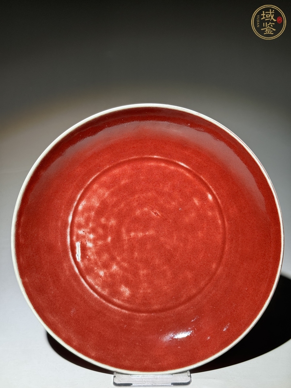 古玩陶瓷霽紅釉盤真品鑒賞圖