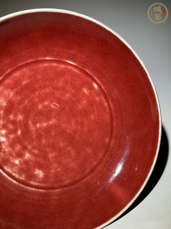 古玩陶瓷霽紅釉盤真品鑒賞圖