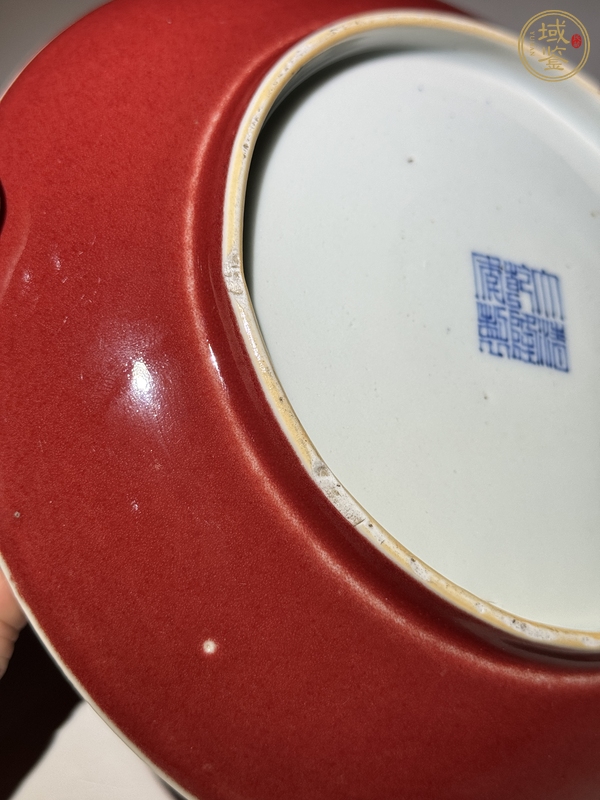古玩陶瓷霽紅釉盤真品鑒賞圖