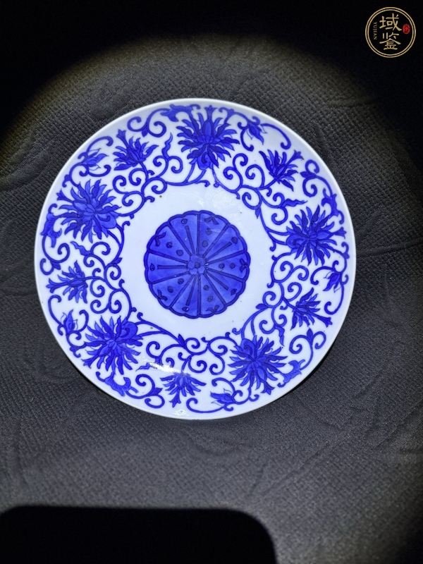 古玩陶瓷青花纏枝花卉紋臥盤真品鑒賞圖