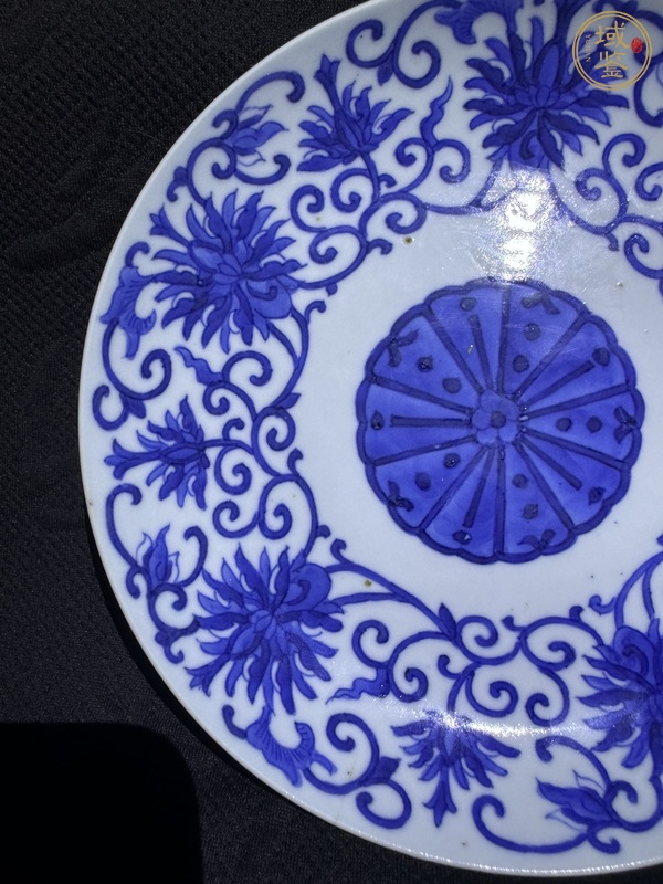 古玩陶瓷青花纏枝花卉紋臥盤真品鑒賞圖