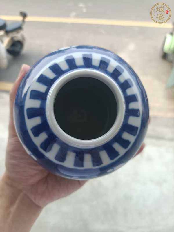 古玩陶瓷青花留白梅紋罐真品鑒賞圖