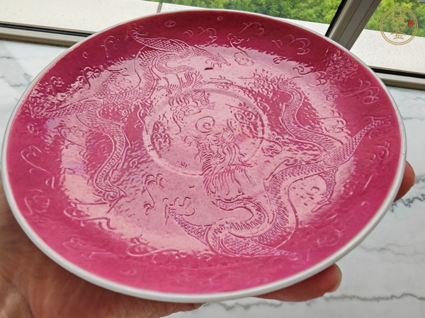 古玩陶瓷胭脂紅釉龍紋盤真品鑒賞圖