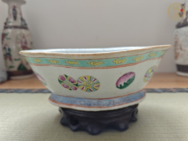 古玩陶瓷粉彩皮球花紋貢碗真品鑒賞圖