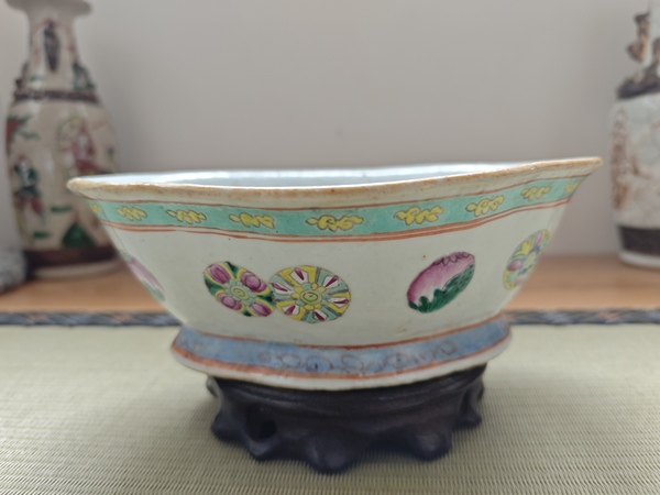 古玩陶瓷清.粉彩皮球花紋海棠貢碗拍賣，當(dāng)前價(jià)格988元