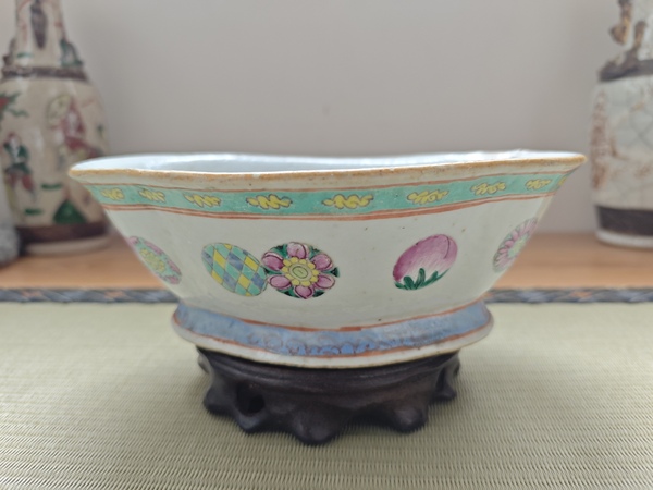 古玩轉賣清.粉彩皮球花紋海棠貢碗拍賣，當前價格0元
