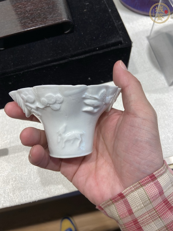 古玩陶瓷德化窯白釉堆塑杯真品鑒賞圖