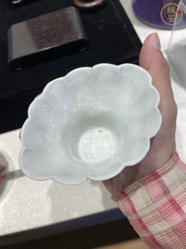 古玩陶瓷德化窯白釉堆塑杯真品鑒賞圖