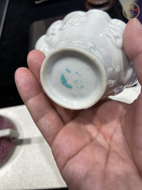 古玩陶瓷德化窯白釉堆塑杯真品鑒賞圖