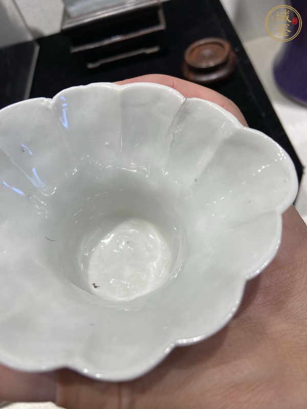 古玩陶瓷德化窯白釉堆塑杯真品鑒賞圖