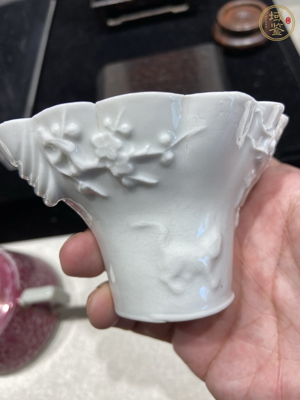 古玩陶瓷德化窯白釉堆塑杯真品鑒賞圖