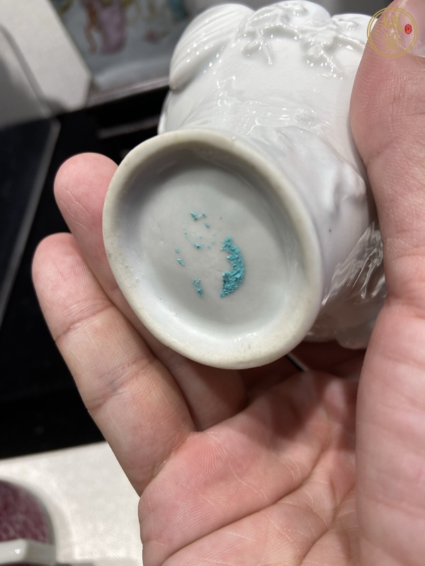 古玩陶瓷德化窯白釉堆塑杯真品鑒賞圖