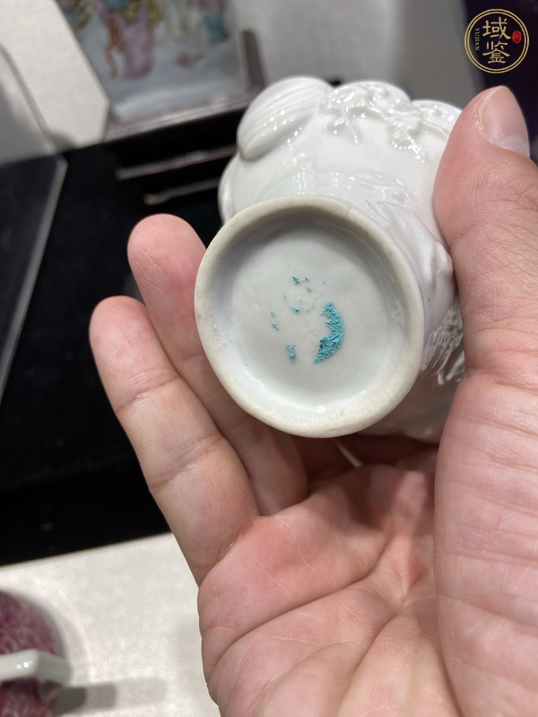 古玩陶瓷德化窯白釉堆塑杯真品鑒賞圖