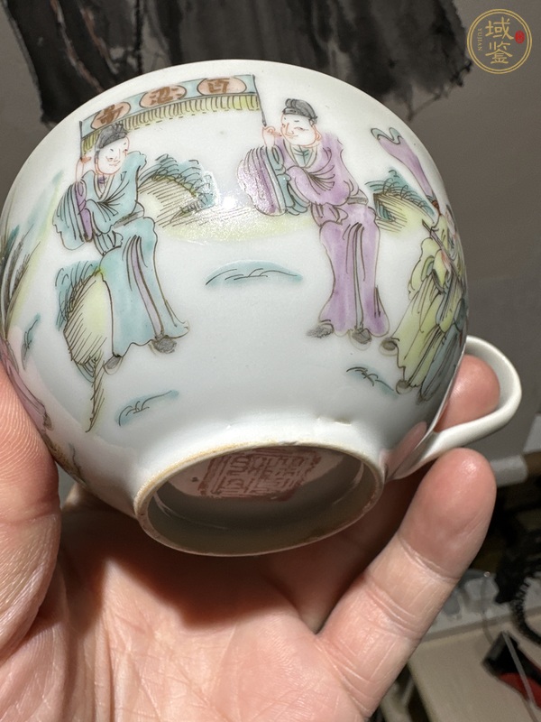 古玩陶瓷人物紋粉彩執(zhí)杯真品鑒賞圖