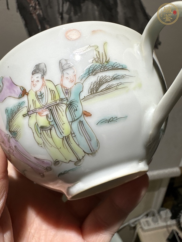 古玩陶瓷人物紋粉彩執(zhí)杯真品鑒賞圖