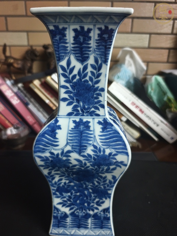 古玩青花花卉紋四方瓶真品鑒賞圖