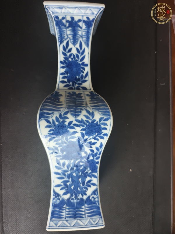 古玩陶瓷青花花卉紋四方瓶真品鑒賞圖