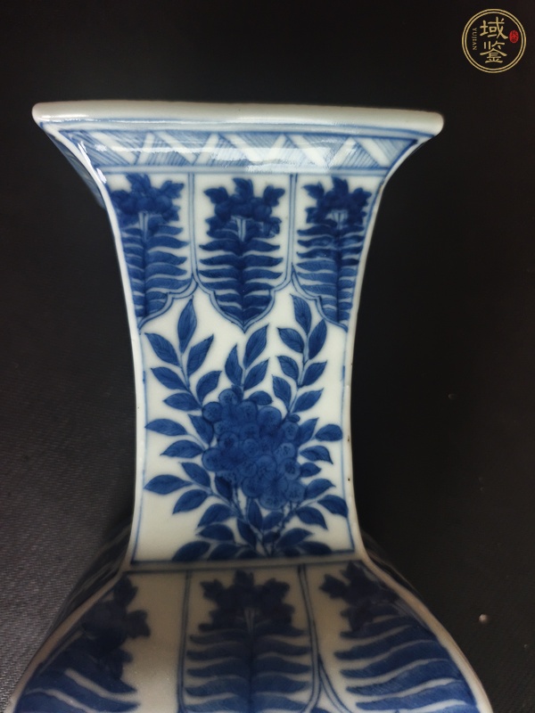 古玩陶瓷青花花卉紋四方瓶真品鑒賞圖