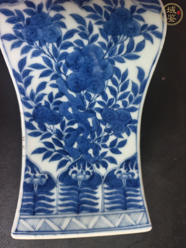 古玩陶瓷青花花卉紋四方瓶真品鑒賞圖