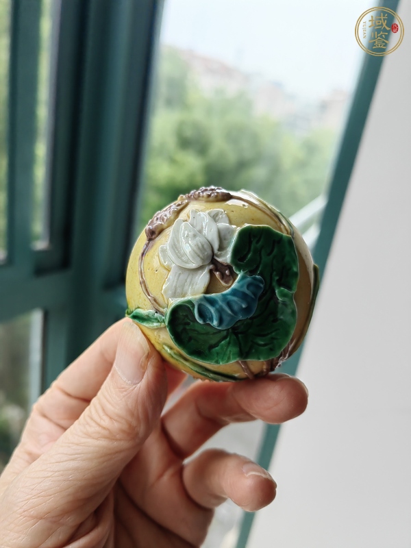 古玩陶瓷黃地素三彩貼塑瓜瓞綿綿紋蓋罐真品鑒賞圖