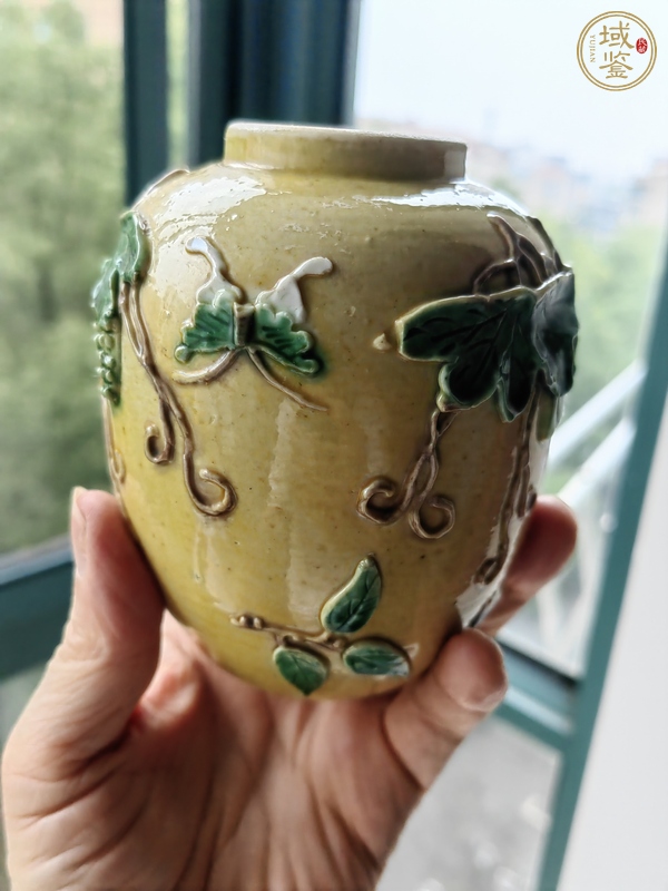 古玩陶瓷黃地素三彩貼塑瓜瓞綿綿紋蓋罐真品鑒賞圖
