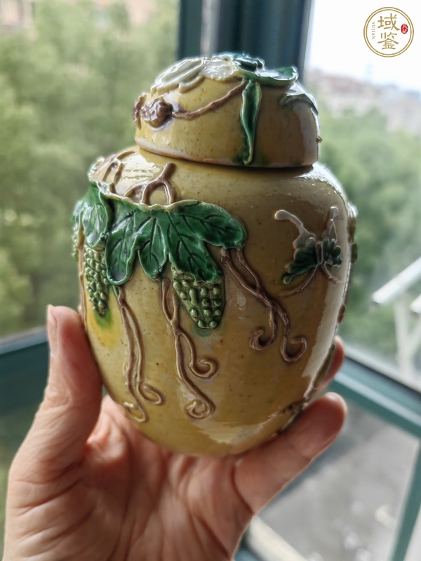 古玩陶瓷黃地素三彩貼塑瓜瓞綿綿紋蓋罐真品鑒賞圖