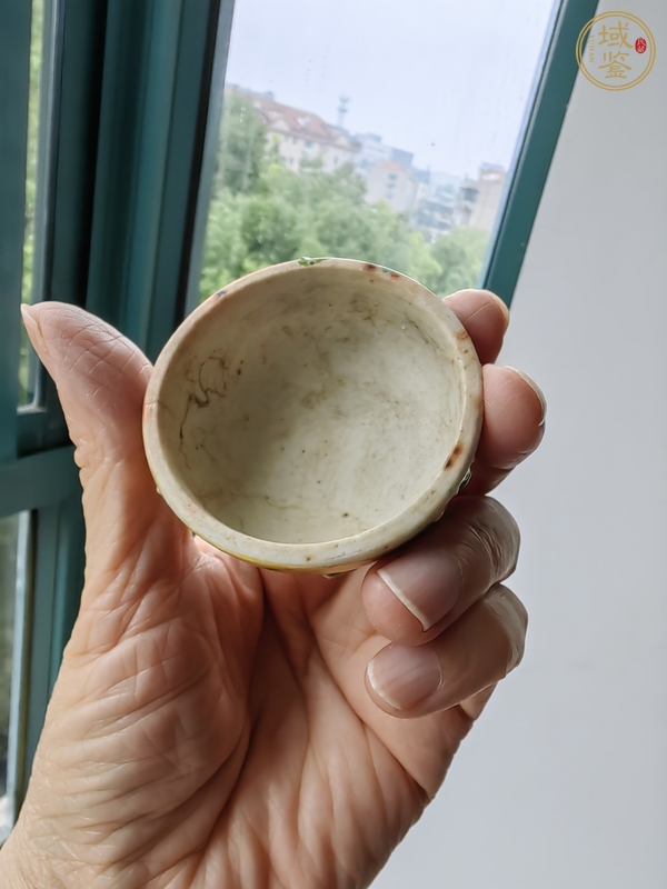 古玩陶瓷黃地素三彩貼塑瓜瓞綿綿紋蓋罐真品鑒賞圖