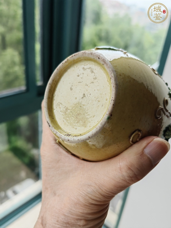 古玩陶瓷黃地素三彩貼塑瓜瓞綿綿紋蓋罐真品鑒賞圖