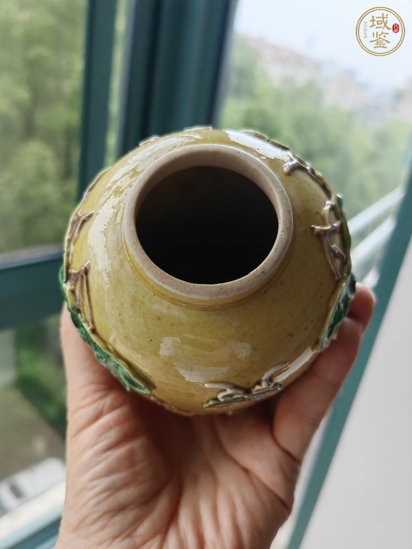 古玩陶瓷黃地素三彩貼塑瓜瓞綿綿紋蓋罐真品鑒賞圖