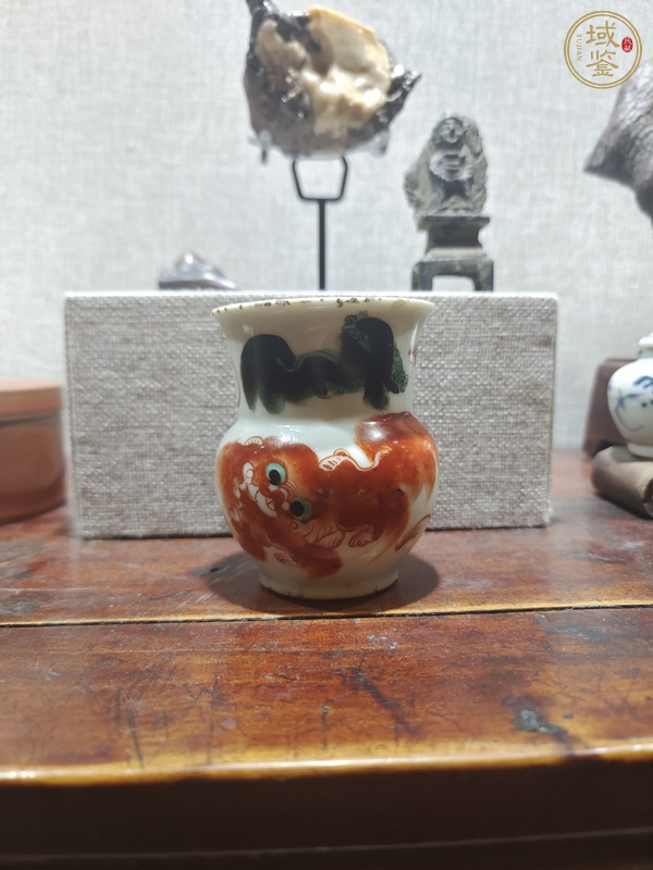 古玩陶瓷五彩獅子紋渣斗真品鑒賞圖