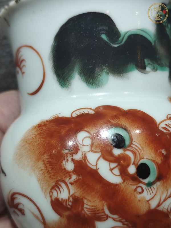 古玩陶瓷五彩獅子紋渣斗真品鑒賞圖
