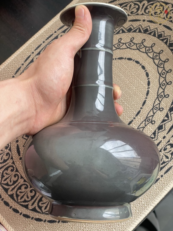 古玩陶瓷紅釉瓶真品鑒賞圖