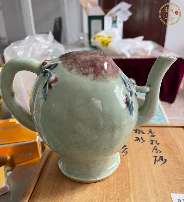 古玩陶瓷豆青釉青花釉里紅桃形壺真品鑒賞圖