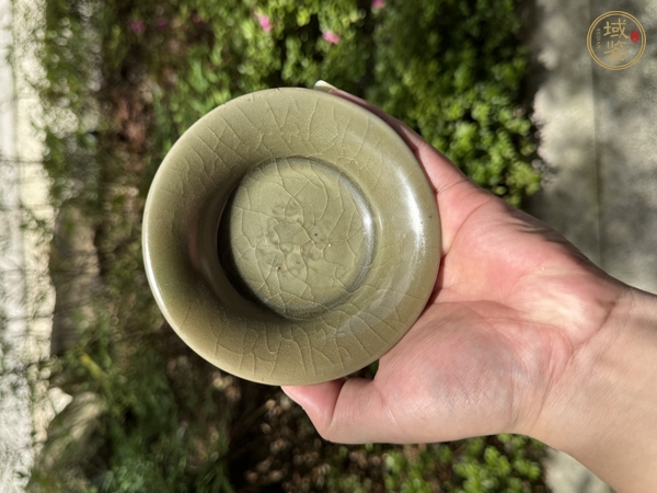 古玩龍泉青瓷鱔魚黃釉折沿洗真品鑒賞圖